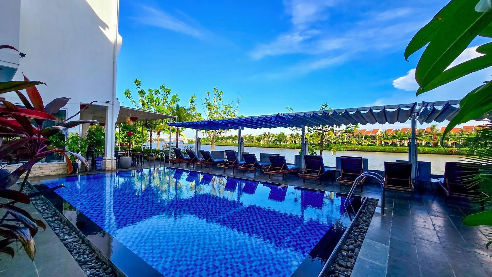 Riverside White House Boutique Hotel contacts